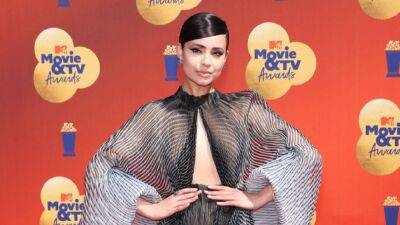 Sofia Carson Reveals the First Piece of Advice She Gives Young Actors (Exclusive) - www.etonline.com - county Carson