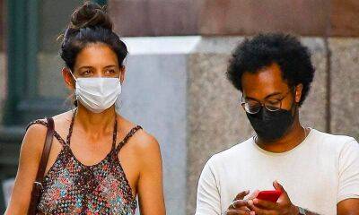 Katie Holmes looks bohemian chic while on a date with her boyfriend Bobby Wooten III - us.hola.com