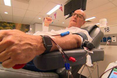 David Koch donates blood for the first time in 30 years - www.newidea.com.au - Australia - Britain