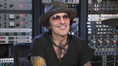 Tommy Lee Shocks Fans With Nude, Full-Frontal Photo - www.etonline.com - Hollywood