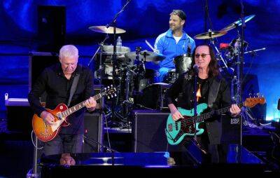 Watch Rush’s Geddy Lee and Alex Lifeson reunite onstage to perform ‘Closer To The Heart’ - www.nme.com - Colorado - county Kings
