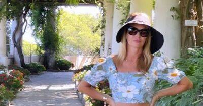 Amanda Holden flashes her midriff while on holiday in Italy with daughters - www.ok.co.uk - Britain - Italy - Greece
