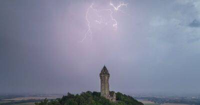 Scots photographer captures epic shot of lightning over the Wallace Monument - www.dailyrecord.co.uk - Scotland