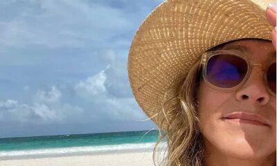 Jennifer Aniston shares vacation photos showing off her stunning bikini body - us.hola.com - Italy - Bahamas