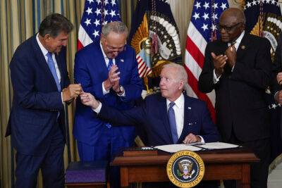 Joe Biden Signs Inflation Reduction Act In A Key Achievement For His Presidency - deadline.com - USA