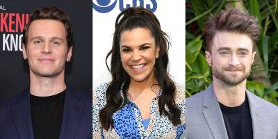 Jonathan Groff, Daniel Radcliffe, & Lindsay Mendez to Star in Off-Broadway Revival of 'Merrily We Roll Along' Musical - www.justjared.com - Britain - New York - New York