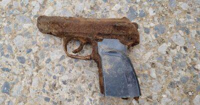 Parents shocked as kids, six and seven, find 'gun' at Greater Manchester beauty spot - www.manchestereveningnews.co.uk - Manchester