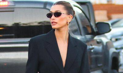 Hailey Bieber is ready for fall channeling Morticia Addams in the perfect all-black ensemble - us.hola.com - Los Angeles - county Jones