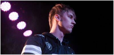 Machine Gun Kelly Shows Off Yet Another Bloody Face Injury During His Hometown Concert - www.hollywoodnewsdaily.com - county Garden - Ohio - county York - county Brown - county Cleveland - city New York, county Garden