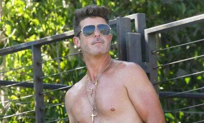 Robin Thicke Goes Shirtless for Beach Day in Malibu - www.justjared.com