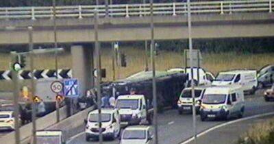 Lorry driver dies after HGV overturns in rush hour tragedy on M8 in Edinburgh - www.dailyrecord.co.uk - Scotland - Beyond