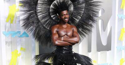 Lil Nas X Channels Beyonce at the 2022 VMAs in Massive Feather Headpiece - www.usmagazine.com - Britain - USA - New Jersey