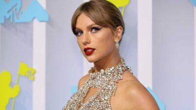 Taylor Swift Makes Diamond-Covered Return to the VMAs Red Carpet - www.etonline.com - New Jersey