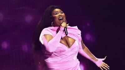 Lizzo Performs Her New Song '2 Be Loved' at MTV VMAs 2022 - Watch Video Now! - www.justjared.com - city Newark