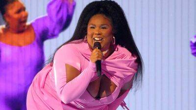 Lizzo Delivers Epic Performance of '2 B Loved' at MTV VMAs 2022 - www.etonline.com