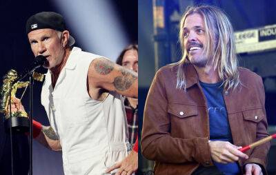 Red Hot Chili Peppers dedicate MTV VMAs Global Icon Award to Taylor Hawkins - www.nme.com - New Jersey - Colombia - Chad - city Bogota, Colombia