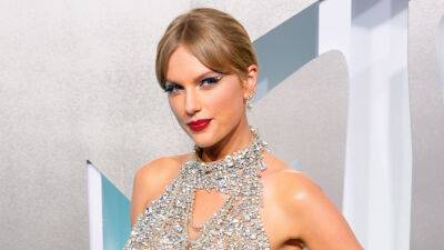Taylor Swift takes home VMAs video of the year award, announces surprise album - www.foxnews.com - New Jersey