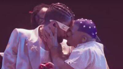 Bad Bunny Kisses Male Backup Dancer During 2022 MTV Video Music Awards Performance - www.etonline.com - Spain - New York