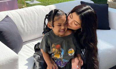 Kylie Jenner reveals her daughter Stormi is dressing herself - us.hola.com