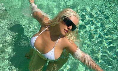 Christina Aguilera brings the heat to Spain posing poolside in white bikini - us.hola.com - Spain - Los Angeles - county Loving