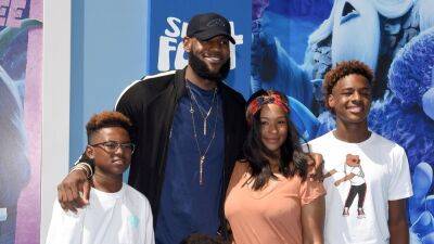LeBron James Recreates Iconic 'SI' Cover With Bronny & Bryce, Reveals Hopes to Play in NBA With Both Sons - www.etonline.com - Los Angeles - parish St. Mary