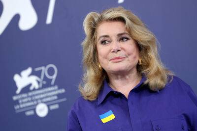 “I Don’t Have Time To Look Backwards”: Catherine Deneuve Talks Next Film, Shows Support For Ukraine, Says It’s Easier To Continue Working As An Older Actress In Europe Than Hollywood – Venice - deadline.com - Hollywood - Ukraine - city Venice