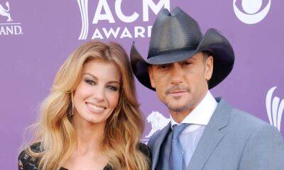 Tim McGraw and daughters cheer on Faith Hill with uncovered singing throwback - hellomagazine.com - Nashville