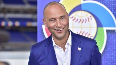 Derek Jeter's Daughters Paint His Nails in Rare Photo With His 3 Kids - www.etonline.com - New York - Poland