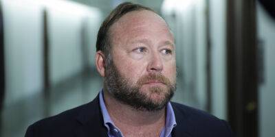 Alex Jones Now Ordered To Pay Nearly $50 Million To Sandy Hook Parents in Defamation Trial - www.justjared.com - Texas - state Connecticut - city Sandy