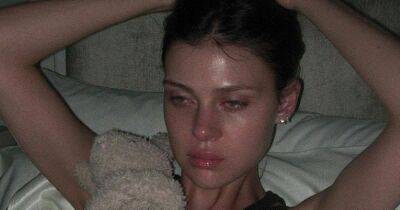 Nicola Peltz breaks down in tears in bed as she reveals her 'heart is hurt' - www.ok.co.uk