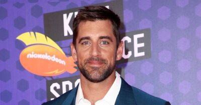 Aaron Rodgers Reacts After Podcaster Asks How Many People He ‘Killed’ by Refusing COVID-19 Vaccine - www.usmagazine.com - California