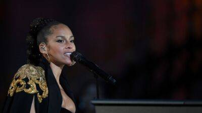 Alicia Keys Reacts After Fan Aggressively Kisses Her During Concert - www.etonline.com - California - Canada - county Chase - San Francisco, state California
