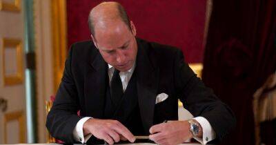 Prince William bemuses fans as they learn he’s left-handed during signing of proclamation - www.ok.co.uk - Scotland