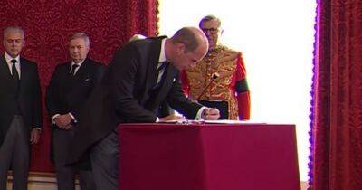People baffled over Prince William's writing technique as he signs proclamation - www.manchestereveningnews.co.uk - Britain - parish St. James