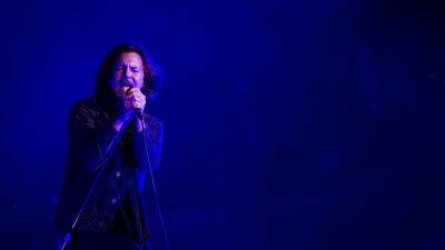 Pearl Jam Takes the Apollo Stage for Powerful Pandemic-Postponed SiriusXM Underplay - variety.com - county Hall - New York - county Rock - city Harlem, state New York