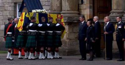 The Queen's coffin carried into Holyroodhouse in front of Andrew, Anne and Edward - www.ok.co.uk - Scotland - county Prince Edward
