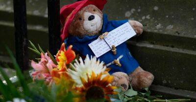 People asked not to leave Paddington Bears and wrapped marmalade sandwiches as tributes to the Queen - www.manchestereveningnews.co.uk - Manchester