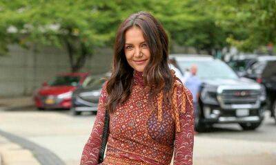 Katie Holmes wows in a colorful dress at New York Fashion Week - us.hola.com - New York - New York