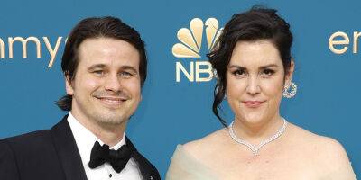 Melanie Lynskey Couples Up with Husband Jason Ritter for the Emmys 2022 - www.justjared.com - Los Angeles