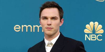 Nicholas Hoult Accessorizes With a Necklace at the 2022 Emmy Awards - www.justjared.com - Los Angeles