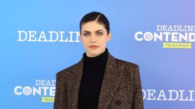 Alexandra Daddario Debuted a Chic Blunt Bob on the Emmys Red Carpet - www.glamour.com