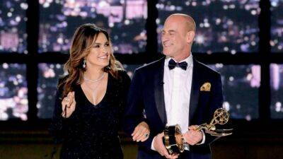 Mariska Hargitay and Christopher Meloni Pretend to Kiss as They Present Together at 2022 Emmys - www.etonline.com - Los Angeles - county Will