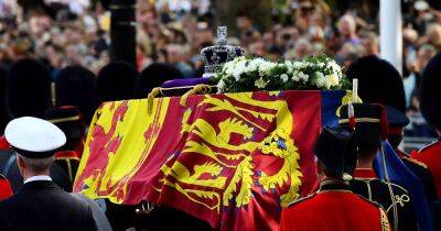 What Are the Orb and Sceptre? History of the Objects Adorning Queen Elizabeth II’s Coffin - www.usmagazine.com - Britain - county Hall