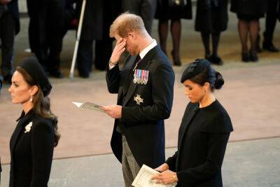 Prince Harry Cries During Queen Elizabeth’s Service Alongside Meghan Markle, Prince Willam And Kate Middleton - etcanada.com - Scotland - California - county Hall - county Prince Edward