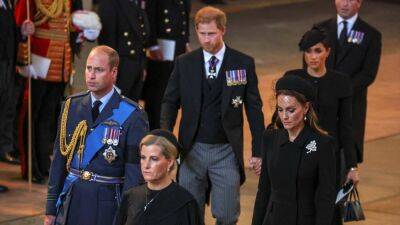 Prince Harry, Meghan Markle Hold Hands, Exit Queen Elizabeth's Service Behind Prince William, Kate Middleton - www.etonline.com - county Hall