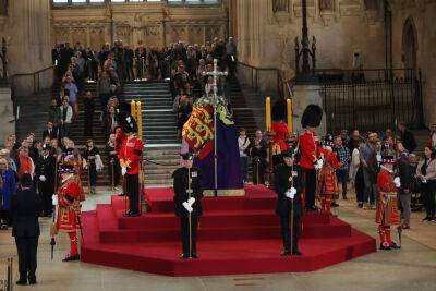 Royal Guard Faints Next To Queen’s Coffin Live During Memorial Service - etcanada.com - county Hall