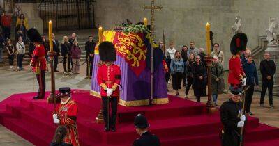 Royal Guard Faints While Protecting Queen Elizabeth II’s Coffin as It Lies in State at Westminster Hall - www.usmagazine.com - Britain - county Hall