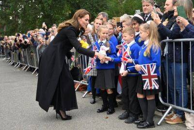 Eight-Year-Old Schoolgirl Cries With Joy After Kate Middleton Picks Her From A Crowd To Pay Tribute To The Queen With Corgi Toy - etcanada.com - county Canadian