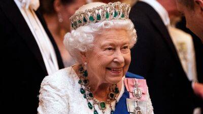 How the Royal Family Will Divide Queen Elizabeth's Private Jewelry Collection - www.etonline.com - county Imperial