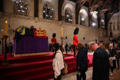 Man Arrested After Rushing Queen Elizabeth’s Coffin Lying In State And Lifting Royal Standard - etcanada.com - London - county Hall